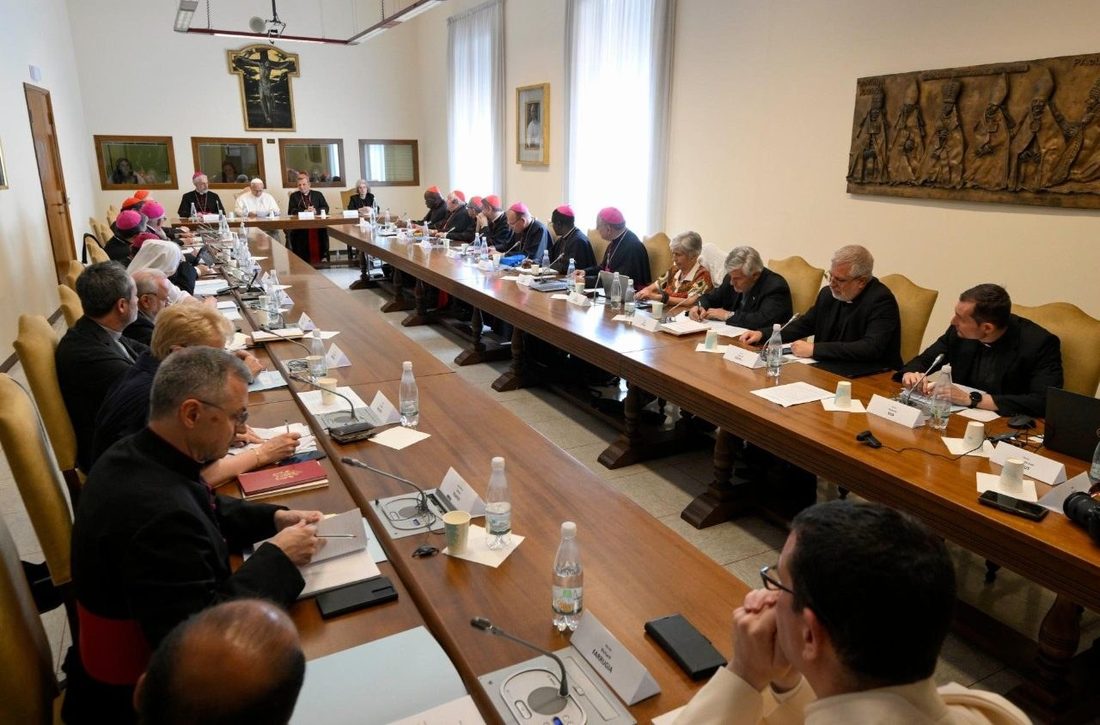 Bisschoppen en synodedeelnemers rond de vergadertafel in het Vaticaan